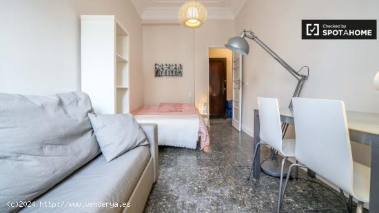 Habitación luminosa en un apartamento de 5 dormitorios con apartamento con balcón, Eixample - VALE