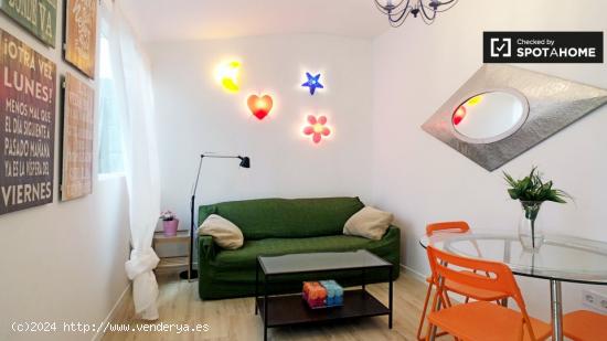 Habitación colorida en apartamento de 7 dormitorios en Puerta del Ángel - MADRID