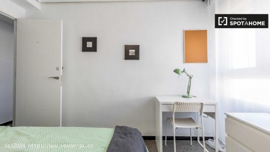 Elegante habitación en alquiler en el apartamento de 6 dormitorios en L'Eixample - VALENCIA