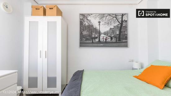 Elegante habitación en alquiler en el apartamento de 6 dormitorios en L'Eixample - VALENCIA