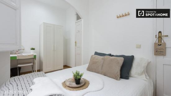 Se alquila hermosa habitación en apartamento de 5 dormitorios, La Latina - MADRID