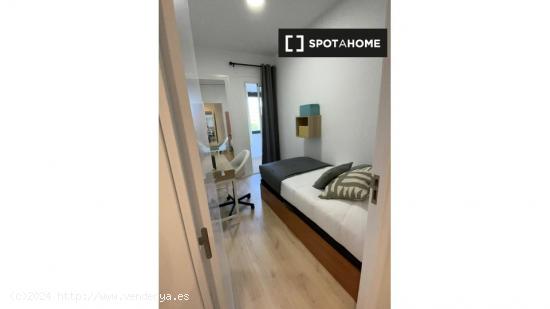 ¡Habitaciones en alquiler en un apartamento de 7 habitaciones en Barcelona! - BARCELONA