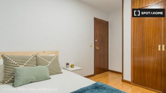 ¡Habitaciones en alquiler en piso de 4 dormitorios en Madrid! - MADRID