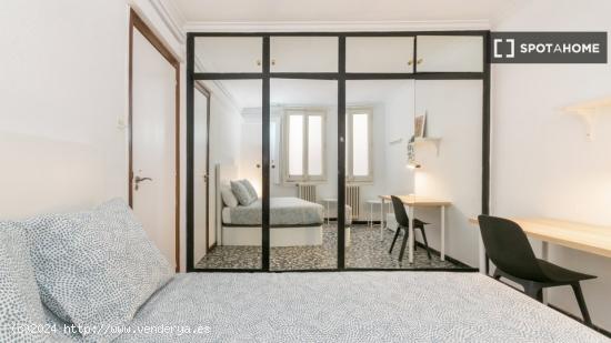 Se alquila habitación en piso de 6 habitaciones en Barcelona - BARCELONA