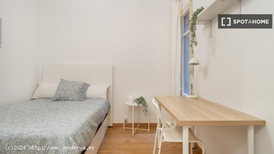 Se alquila habitación en piso de 4 dormitorios en Barcelona - BARCELONA