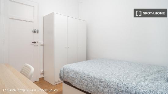 Se alquila habitación en piso de 4 dormitorios en Barcelona - BARCELONA