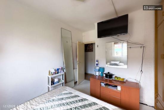  Habitaciones en alquiler en apartamento de 4 dormitorios en sant martí. - BARCELONA 