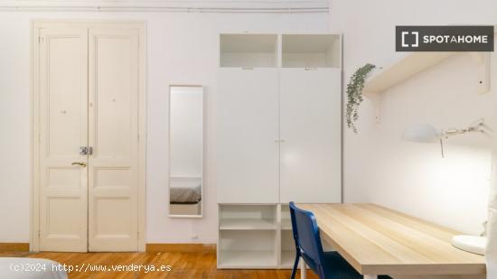 ¡Habitación compartida en alquiler en Barcelona! - BARCELONA