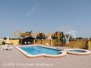 SE VENDE FANTASTICO CHALET CON PISCINA EN CATRAL !!!! - ALICANTE