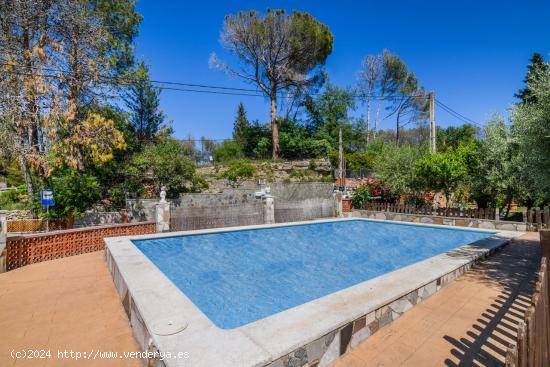 Casa en venta: disfruta de la piscina, la zona de barbacoa y el amplio terreno - BARCELONA