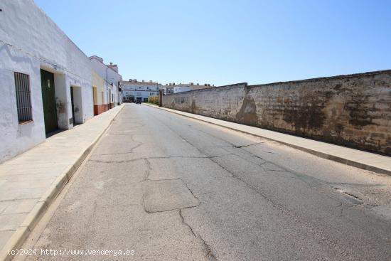 SOLAR DE MAS DE 3000 M.CUADRADOS  EN ZONA MUY TRANSITADA DE MONTIJO - BADAJOZ