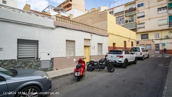 Casa de planta baja en zona barrio Estación de Elda - ALICANTE