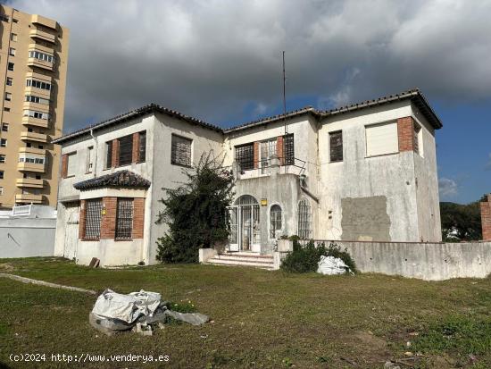 MAGNÍFICO CHALET EN LA LÍNEA DE LA CONCEPCIÓN - CADIZ