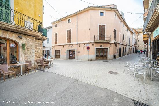 Edificio de tres alturas y patio en Alaró - BALEARES