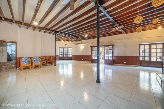 Edificio de tres alturas y patio en Alaró - BALEARES