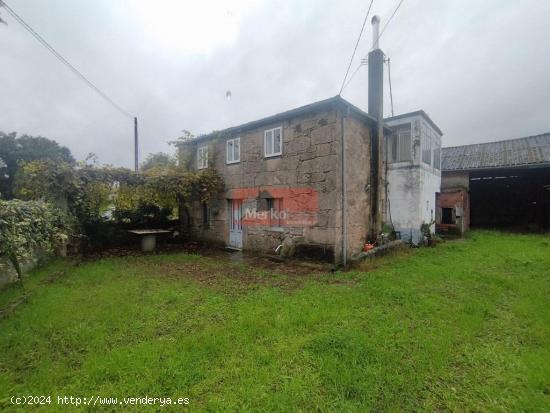  SE VENDE CASA DE PIEDRA PARA REHABILITAR CON FINCA CERRADA EN CÉLTIGOS- SARRIA - LUGO 