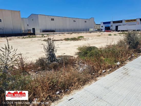 SE VENDE PARCELA EN POLIGONO LAS MAROMAS - ALICANTE