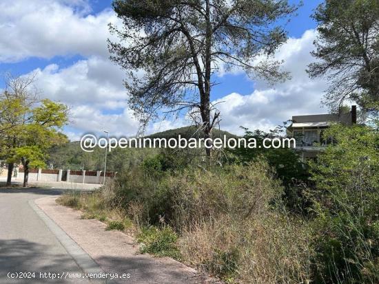 Gran parcela esquinera en Mas Mestre - BARCELONA