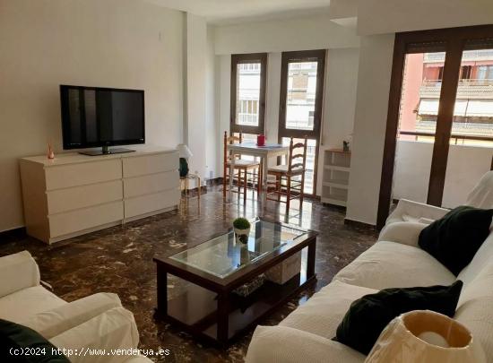 VENTA DE EXCELENTE VIVIENDA EN UNA UBICACIÓN INMEJORABLE EN CENTRO DE ALICANTE - ALICANTE