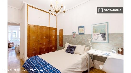 Habitación espaciosa en un apartamento de 7 dormitorios en Indautxu - VIZCAYA