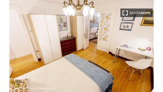 Amplia habitación en un apartamento de 7 dormitorios en Indautxu, Bilbao - VIZCAYA