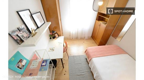 Se alquila habitación en piso de 3 dormitorios en Bilbao - VIZCAYA