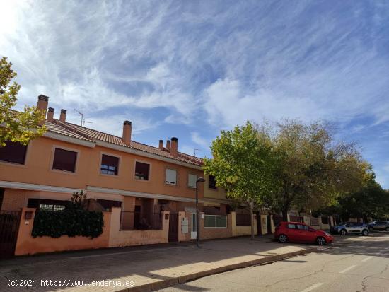 ESTPUENDA CASA ADOSADA REFORMADA CON PATIO Y GARAJE - ALBACETE