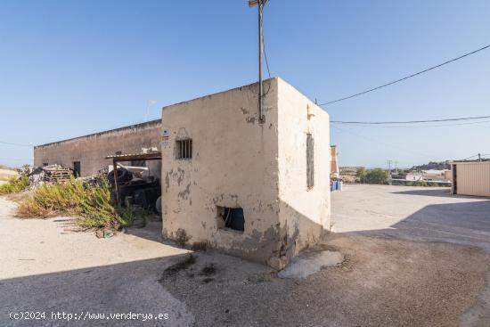 Tu casa de campo a 5 minutos de Elche de 4 habitaciones y 2 baños con dos naves y almacén!!! - ALI