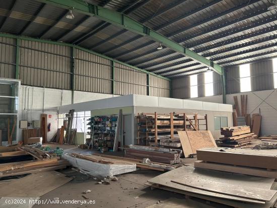 NAVE INDUSTRIAL CON PARCELA DE 4.415M2 EN LA MARTINA!!! - LEON