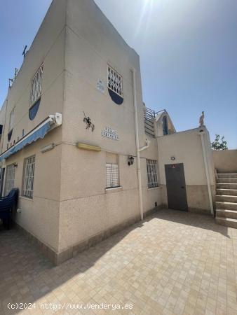 ADOSADO CON PISCINA COMUNITARIA Y SOLÁRIUM CON VISTAS DESPEJADAS - ALICANTE