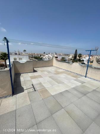 ADOSADO CON PISCINA COMUNITARIA Y SOLÁRIUM CON VISTAS DESPEJADAS - ALICANTE