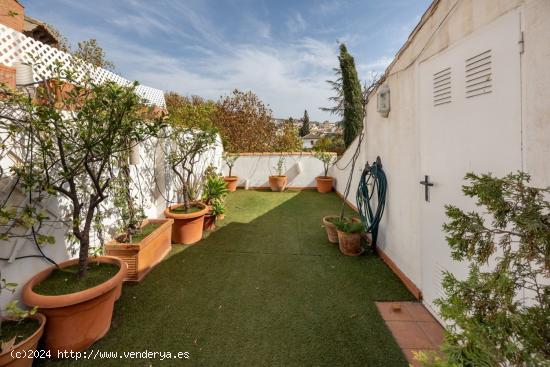 FANTASTICA CASA EN PLAZA DE LOS LOBOS - GRANADA