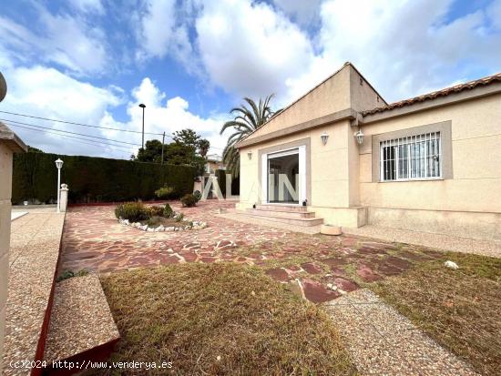 Se Vende Espectacular Chalet en urbanización en Torrent - VALENCIA