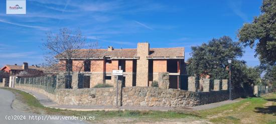 101- Chalets en construcción (obra parada) en Navas de Riofrío (Segovia) - SEGOVIA