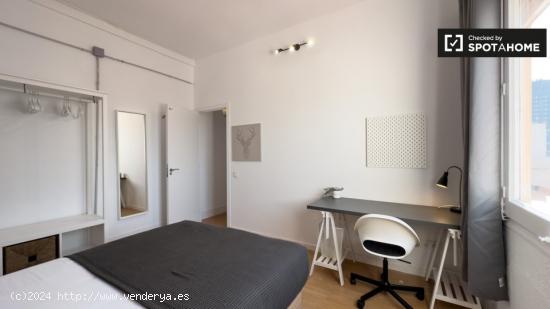 Alquiler de habitaciones en piso de 6 habitaciones en Les Corts De Sarrià - BARCELONA