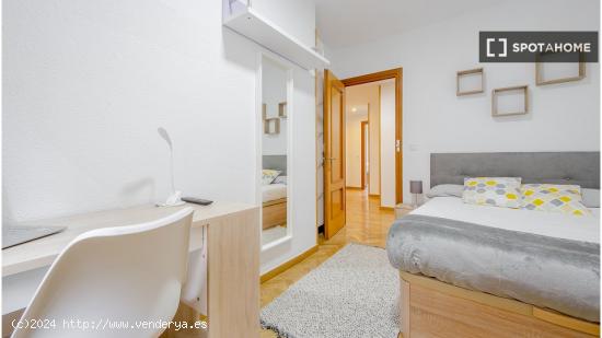 Se alquila habitación en piso compartido en Madrid - MADRID