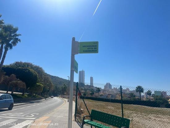 SUELO URBANO PARA LA CONSTRUCCIÓN DE UN CHALET INDEPENDIENTE O 2 INDEPENDIENTES - ALICANTE