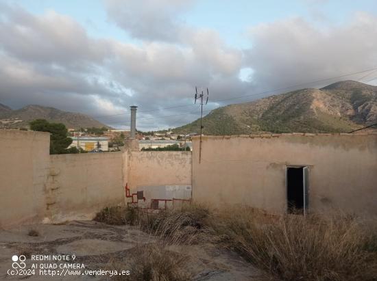 Casa con patio grande para reformar en la Algueña - ALICANTE