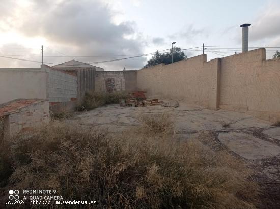 Casa con patio grande para reformar en la Algueña - ALICANTE