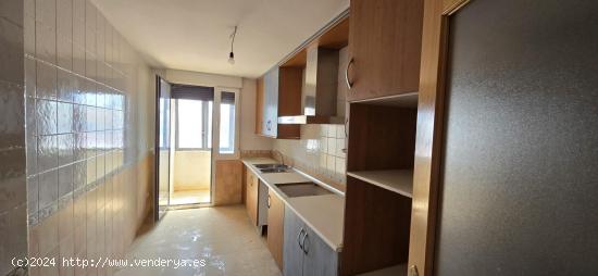 74.000 € piso del 2004 3 dormitorios y 2 baños en Almazán - SORIA