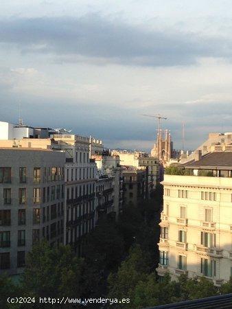 INCREIBLE ÁTICO EN EIXAMPLE CON IMPRESIONANTE TERRAZA DE 56M2 CON VISTAS A LA SAGRADA FAMILIA - BAR