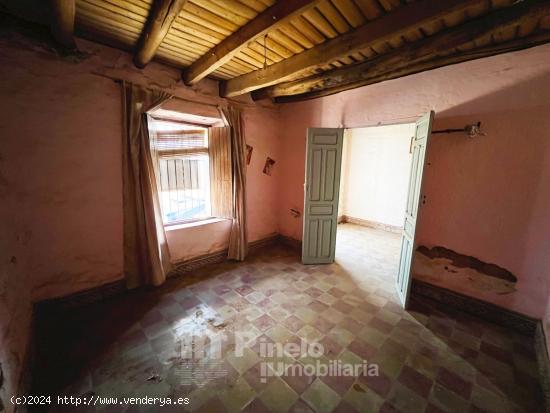 TÍPICA CASA DE PUEBLO SERRANO EN EL PARQUE NATURAL DE LA SIERRA NORTE DE SEVILLA - SEVILLA