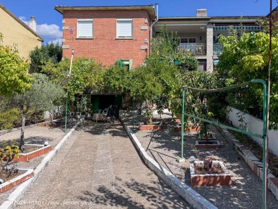 Acogedora Casa Adosada en La Adrada con Amplio Jardín y Espacios Luminosos - AVILA