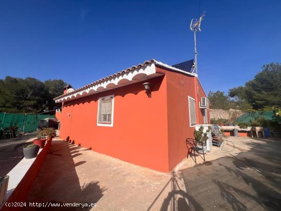 CHALET EN URBANIZACIÓN LES MALLAES. PEDRALBA. - VALENCIA