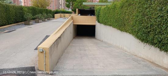 PLAZA DE GARAGE CABINADO , SUELO PUESTO , LUZ Y ENCHUFE - ALICANTE