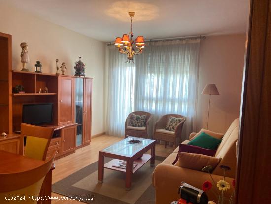 SE VENDE APARTAMENTO AMUEBLADO Y EQUIPADO, SEMINUEVO, COCINA, SALÓN, HABITACIÓN, BAÑO, TRASTERO Y