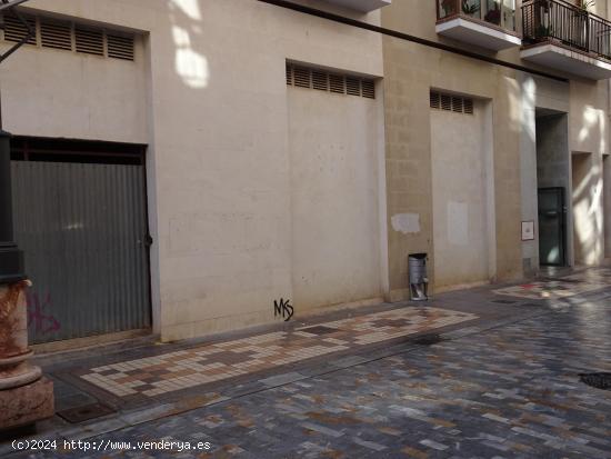 LOCAL COMERCIAL DE 945 M² EN ZONA PEATONAL - MURCIA