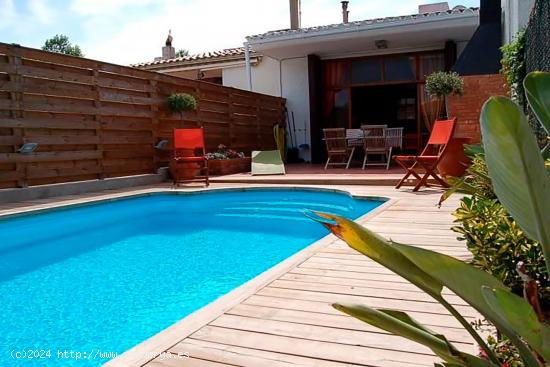  Encantador Chalet con Piscina Privada y Licencia Turística en Urbanización Riumar - TARRAGONA 