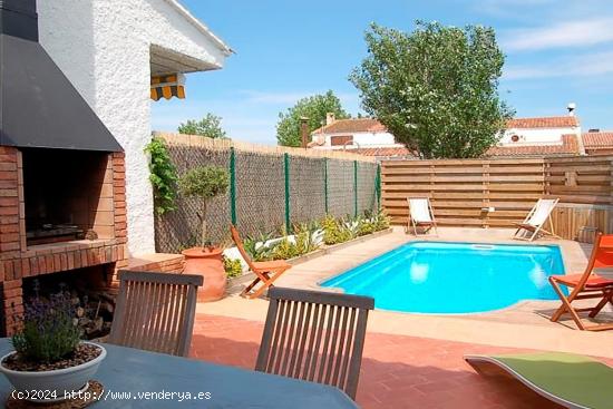 Encantador Chalet con Piscina Privada y Licencia Turística en Urbanización Riumar - TARRAGONA