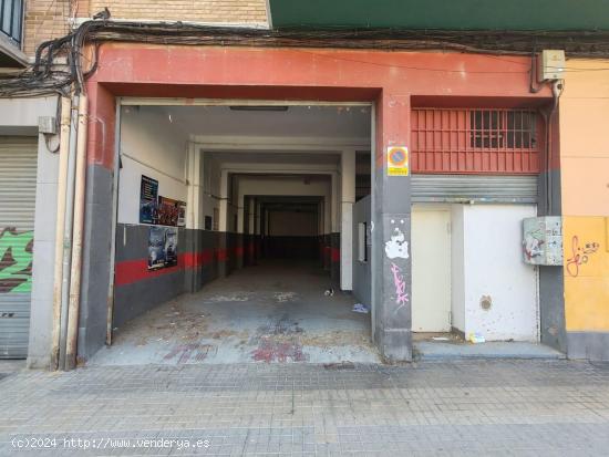 Local comercial en planta calle con vado permanente - ZARAGOZA